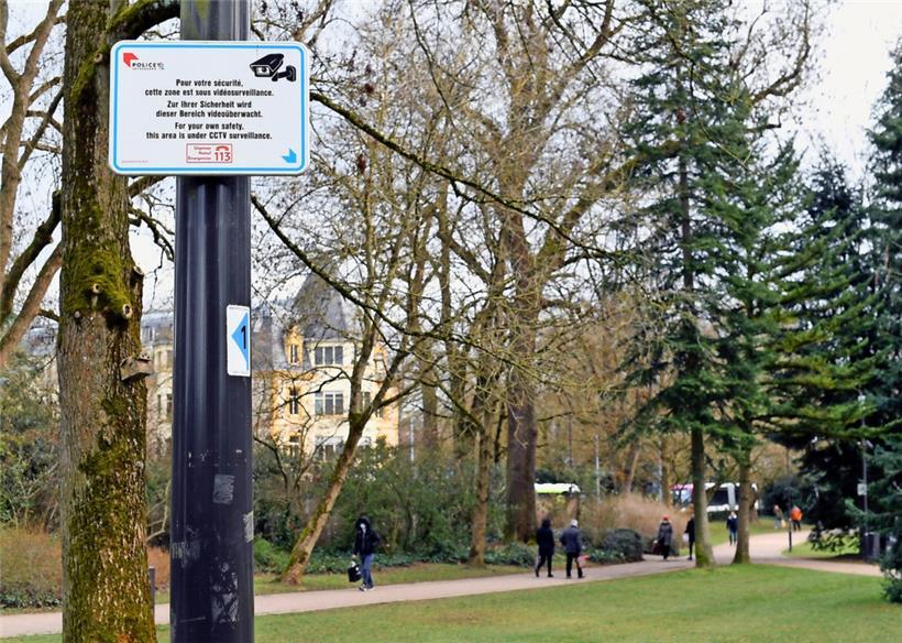 Schon jetzt weisen in der Hauptstadt Schilder darauf hin, wenn an einem Ort gefilmt wird
