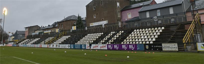 Schon lange nagt der Zahn der Zeit an der Gegengeraden des Jeunesse-Stadions. Mitte März wird sie abgerissen. Bis Ende des Jahres sollen die neuen Ränge stehen. 

