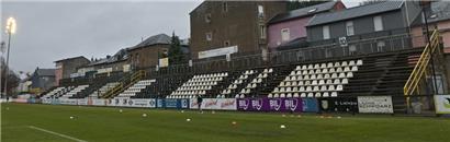 Schon lange nagt der Zahn der Zeit an der Gegengeraden des Jeunesse-Stadions. Mitte März wird sie abgerissen. Bis Ende des Jahres sollen die neuen Ränge stehen. 
