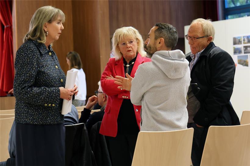 Schon öfters haben die hauptstädtische Bürgermeisterin Lydie Polfer (l.) und Danielle Castellaneta-Metzeler (Mitte) sowie Roger Braun (rechts) vom Neudorfer Interessenverein über das Bauprojekt diskutiert
