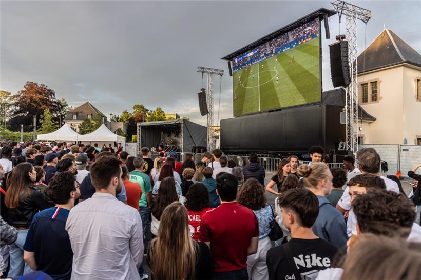 Schon öfters konnte man sich Europa- oder Weltmeisterschaften im Fußball auf einem großen Bildschirm auf dem Glacis ansehen
