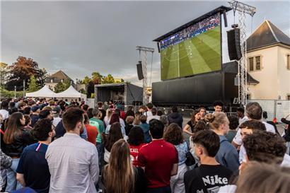Schon öfters konnte man sich Europa- oder Weltmeisterschaften im Fußball auf einem großen Bildschirm auf dem Glacis ansehen
