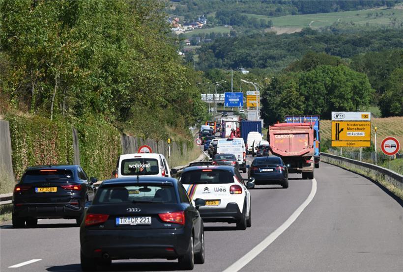 Schon um 14 Uhr staut sich am Montag vor der Baustelle der Verkehr