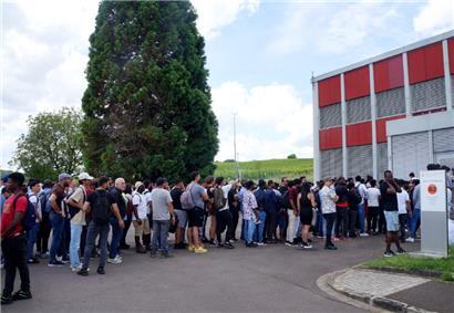 Schon vor dem offiziellen Beginn des Jobday bildeten sich lange Warteschlangen vor dem Sitz des Weinbauinstituts
