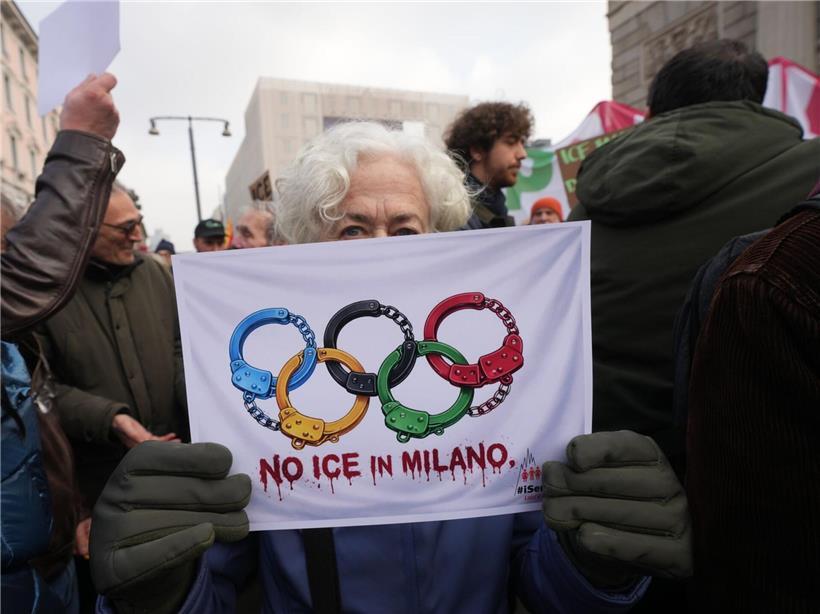 Protestierende in Mailand gegen US-Einwanderungsbehörde ICE bei Olympischen Winterspielen, Menschenmenge mit Schildern und Bannern