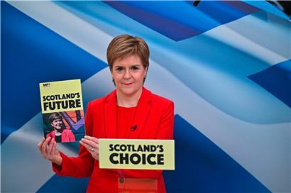 Schottland, Glasgow: Nicola Sturgeon, Erste Ministerin Schottlands und Vorsitzende der Scottish National Party (SNP), hält das Wahlmanifest ihrer Partei, auf dem zu lesen ist «Schottlands Wahl», hoch. 

