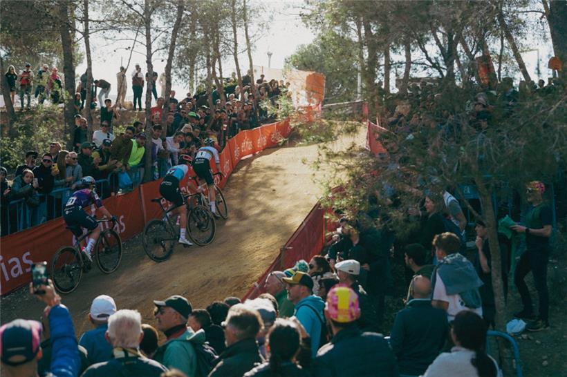 Schreiber am Hinterrad von Weltmeisterin Fem Van Empel
