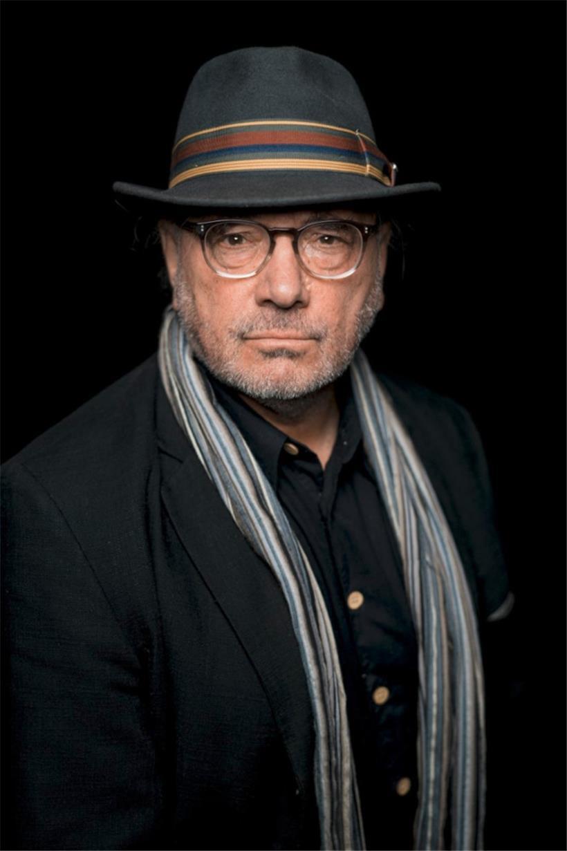 Schriftsteller Tomas Bjørnstad. Etwaige Ähnlichkeiten zu Nico Helminger sind, wie die Wirklichkeitsbezüge in „Von der schönen Erde“, reiner Zufall. 
