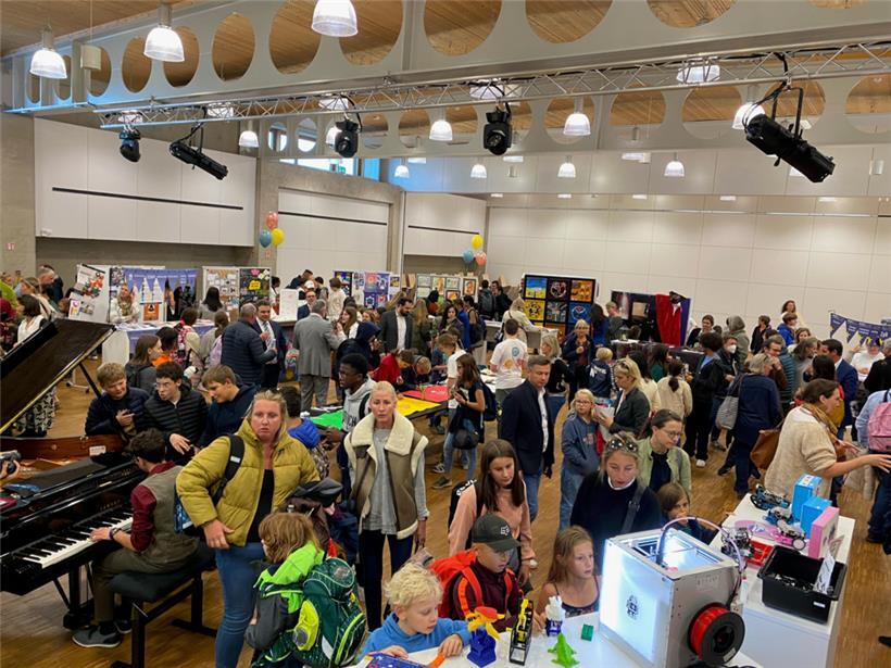 Schüler, Eltern und Lehrer konnten sich beim offiziellen Startschuss über die Angebote der Schule in Junglinster informieren
