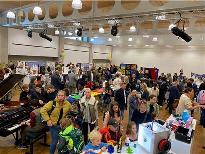 Schüler, Eltern und Lehrer konnten sich beim offiziellen Startschuss über die Angebote der Schule in Junglinster informieren
