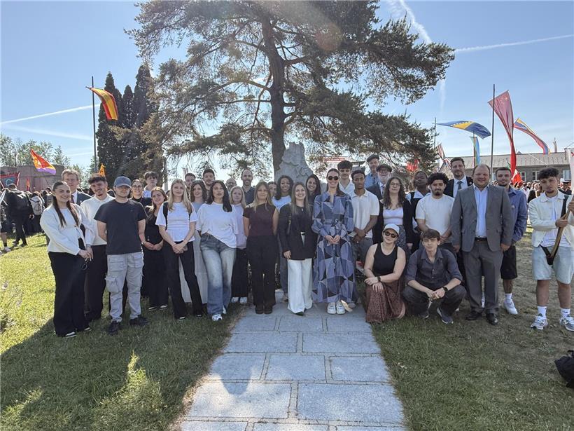 Schüler und Lehrpersonal des Lycée Technique pour Professions Éducatives et Sociales mit Vertretern der Amicale Mauthausen Luxembourg bei gemeinsamer Veranstaltung