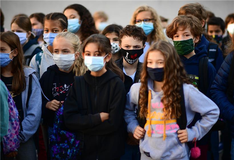 Schüler gestern Morgen in Vincennes: In Frankreich kehrten rund 12,4 Millionen Schüler unter strikten Corona-Auflagen in ihre Klassenzimmer zurück
