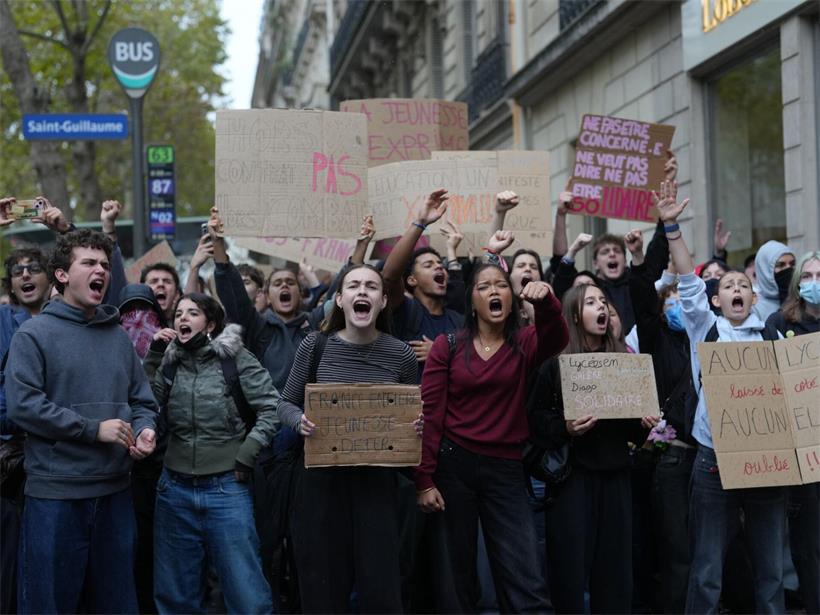 Schüler skandieren vor einem blockierten Gymnasium Parolen, um gegen die mangelnde Ausstattung der Schulen zu protestieren
