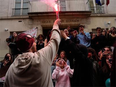 Schüler stehen vor einem blockierten Gymnasium in Paris, während sie gegen die mangelnde Ausstattung der Schulen protestieren.