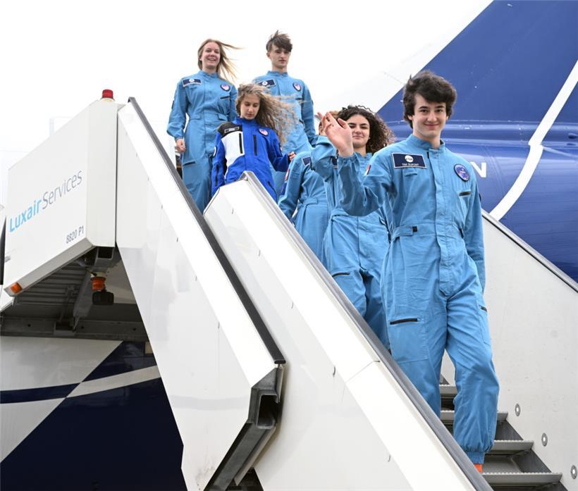 Schüler steigen aus dem Parabelflugzeug A310 und werden von Premierminister Luc Frieden (CSV) empfangen
