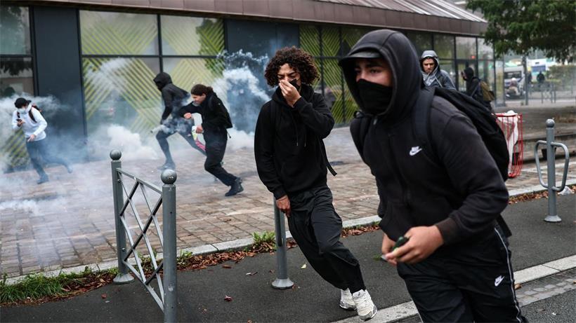 Schüler suchen Schutz vor Tränengas während Zusammenstößen mit der Polizei