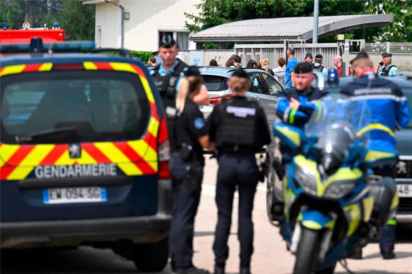 Schüler verlassen die Schule, während französische Gendarmen den Zugang zu einer Sekundarschule kontrollieren, nachdem eine 31-jährige Lehrer-Assistentin in Nogent, Ostfrankreich, bei einer Taschenkontrolle von einem 15-jährigen Schüler mit einem Messer erstochen wurde
