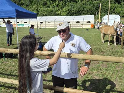 Schülerin Lara interviewt Landwirt Jean-Paul Schott vom Zuchtverband Lëtzeburger Haflinger auf dem Bauernhof
