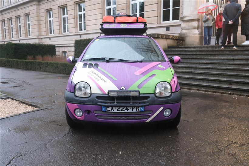 Schüler gestalten gemeinsam einen Renault Twingo als kreatives Gemeinschaftsprojekt
