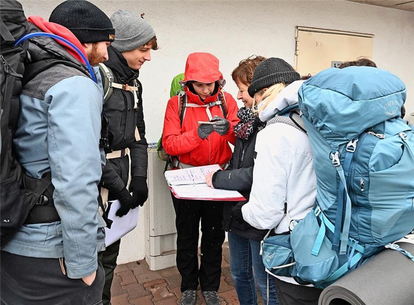 Schülerinnen und Schüler sprechen sich nochmal mit den Tutorinnen ab
