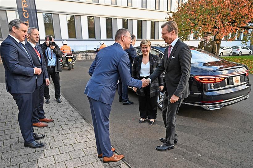 Schuldirektor Jean Theis empfängt den hohen Besuch