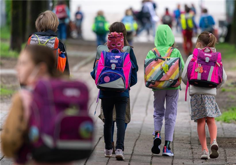  Schulkinder gehen am Montagmorgen in die Schule
