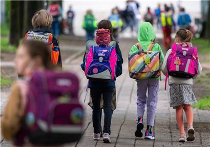  Schulkinder gehen am Montagmorgen in die Schule
