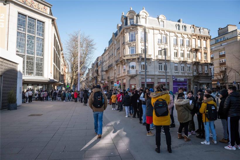 Schulkinder vom Brill warteten vor dem Escher Theater, wo ihre Projekte präsentiert wurden
