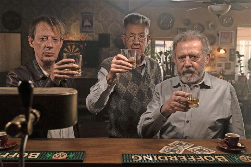 Schumi (Luc Feit), Stammkunde Bernie (Marco Lorenzini) und Mil (André Jung) am Tresen des „Little Duke“
