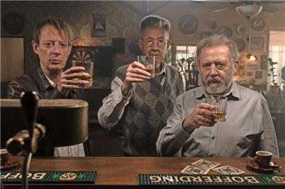 Schumi (Luc Feit), Stammkunde Bernie (Marco Lorenzini) und Mil (André Jung) am Tresen des „Little Duke“
