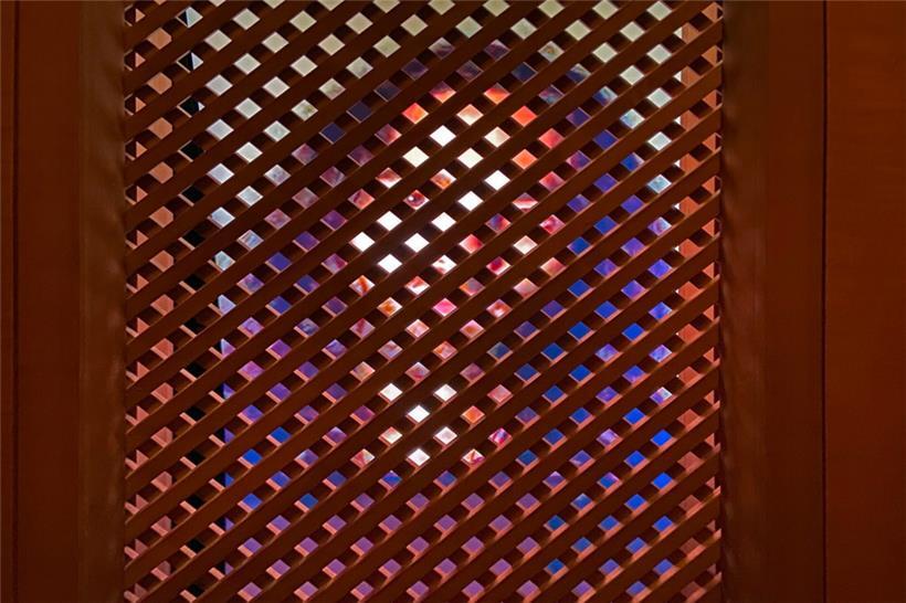 Schwätzchen mit dem Gottessohn: Hinter dem Beichtstuhl-Gitter in der Peterskapelle wurde wartet der KI-Jesus 
