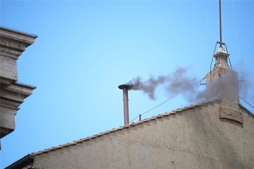 Schwarzer Rauch quillt am Donnerstagmittag aus dem Schornstein der Sixtinischen Kapelle während des Konklaves zur Wahl eines neuen Papstes im Vatikan

