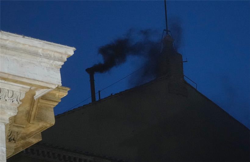 Schwarzer Rauch quillt aus dem Schornstein der Sixtinischen Kapelle
