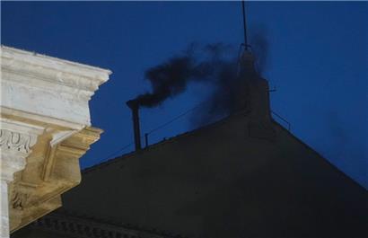 Schwarzer Rauch quillt aus dem Schornstein der Sixtinischen Kapelle

