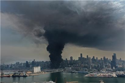 Schwarzer Rauch steigt aus Lagerhallen im Seehafen von Beirut auf: Mehr als einen Monat nach der verheerenden Explosion in Beirut ist im Hafen der libanesischen Hauptstadt erneut ein großes Feuer ausgebrochen
