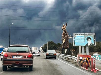 Schwarzer Rauch über Teheran nach Luftangriff der israelischen Luftwaffe auf Treibstofflager