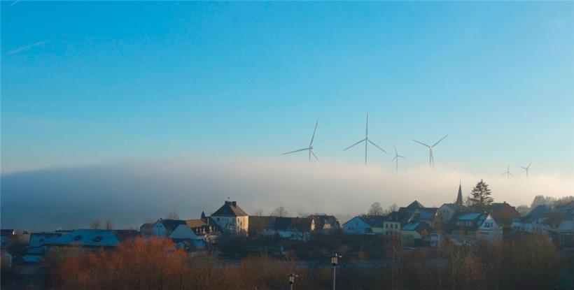 „Schwebender“ Windpark hinter der Nebelwand
