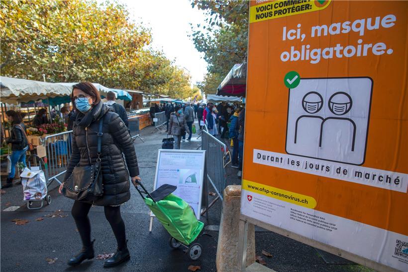 Schweiz, Carouge: Ein Schild mit der Aufschrift „Hier Gesichtsmaske obligatorisch“ steht auf einem Wochenmarkt bei Genf
