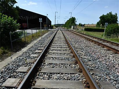 Schwellen aus tropischem Holz bei Olingen