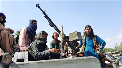 Schwer bewaffnete Taliban-Kämpfer fahren in der Provinz Laghman: Die Radikal-Islamisten haben nun auch Kabul eingenommen
