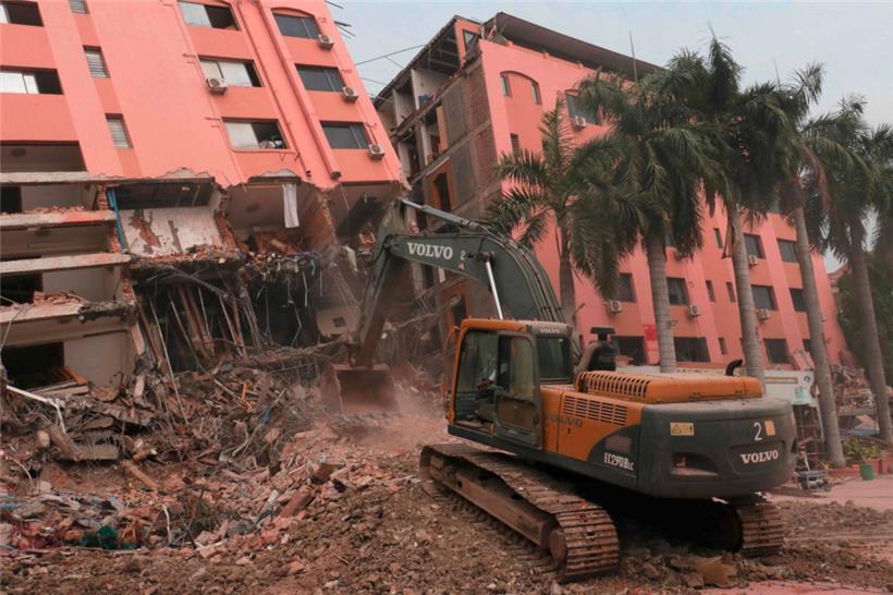 Schwere Baumaschinen werden eingesetzt, um am 5. April 2025 nach dem Erdbeben vom 28. März Trümmer an der Einsturzstelle eines Gebäudes in Mandalay in Myanmar zu beseitigen
