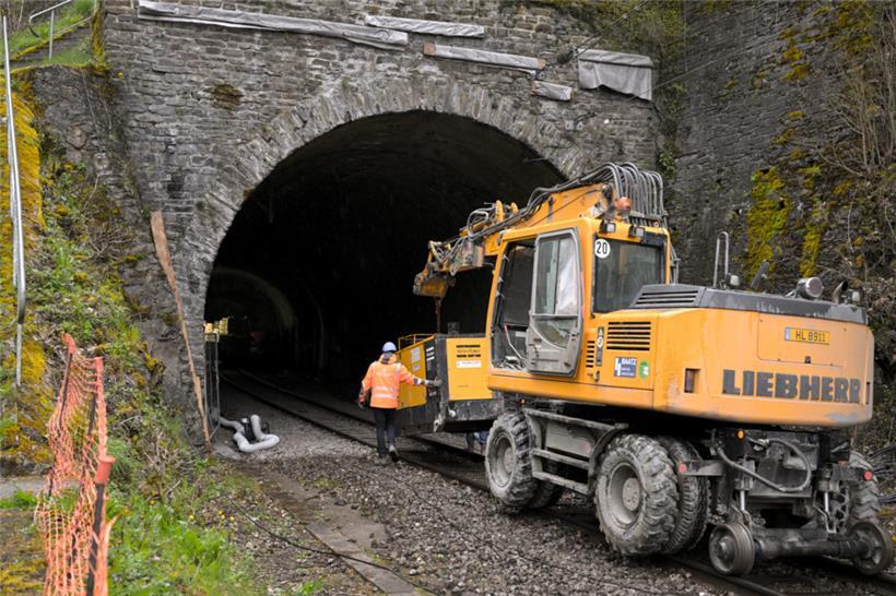 Schwere Maschinen zum Transport des Materials