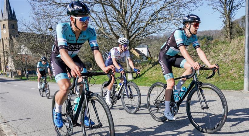 Schwerer Stand: Ivan Centrone (im weißen Trikot) musste sich am Sonntag gegen Leopard Pro Cycling durchsetzen
