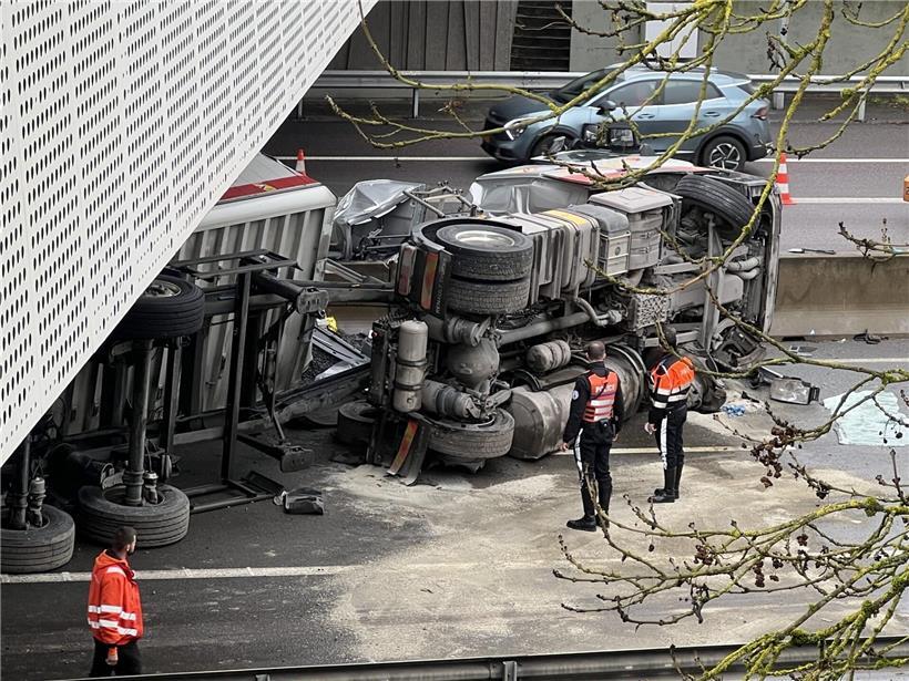 Langer Stau auf der A6 mit stehenden Autos und zäh fließendem Verkehr bei Tageslicht