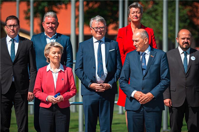 Schwieriges Verhältnis: Jansa schaut zu von der Leyen hinüber, zwischen beiden steht Luxemburgs EU-Kommissar Nicolas Schmit
