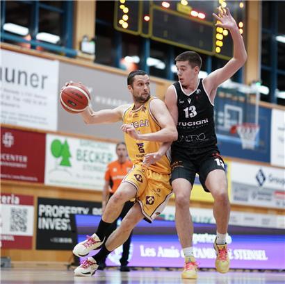 Scott Morton in Luxemburg vor moderner Architektur, Porträt eines erfolgreichen Expat in Europa