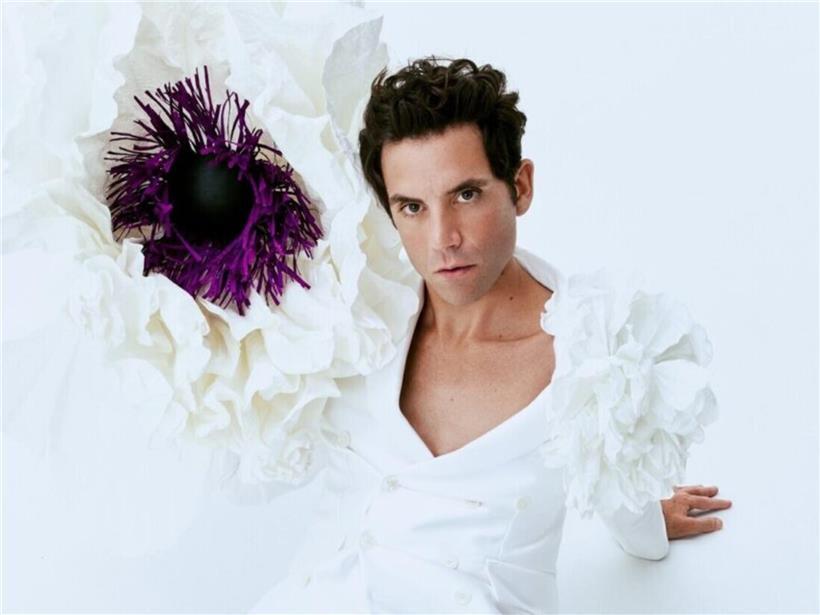 Mika live auf der Bühne der Rockhal in Esch, Popkonzert mit energiegeladener Performance