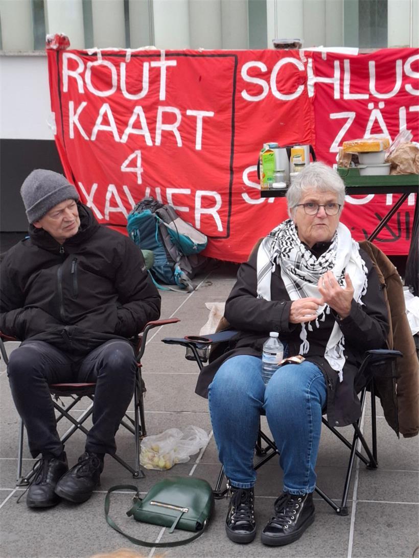 Seán Marmion und Helen Mahony (r.), Koordinatorin der „Ireland-Palestine Solidarity Campaign“ (IPSC)
