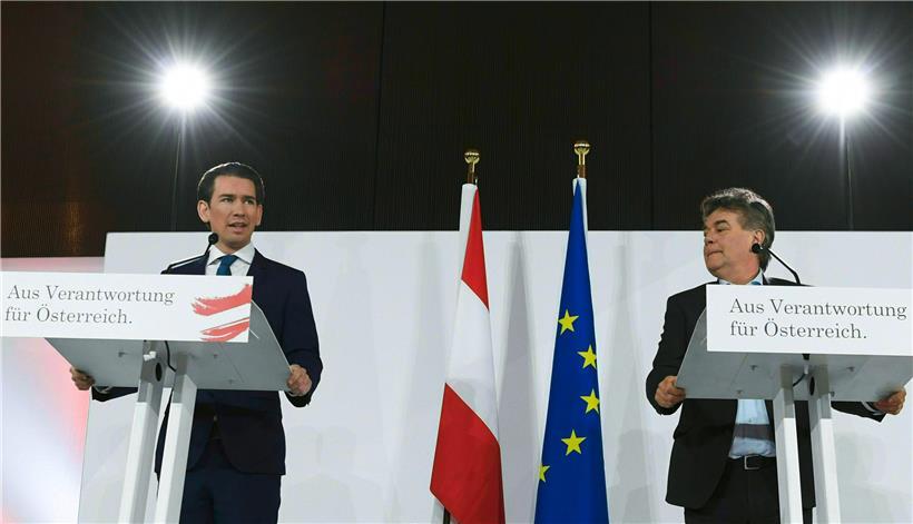 Sebastian Kurz (l), Vorsitzender der Österreichischen Volkspartei (ÖVP), und Werner Kogler, Vorsitzender der Grünen in Österreich, stellen das Regierungsprogramm vor. Ambitionierte Klimaschutzpläne sowie Senkungen bei der Einkommenssteuer sind wichtige Teile des Koalitionspakte der beiden Parteien. 
