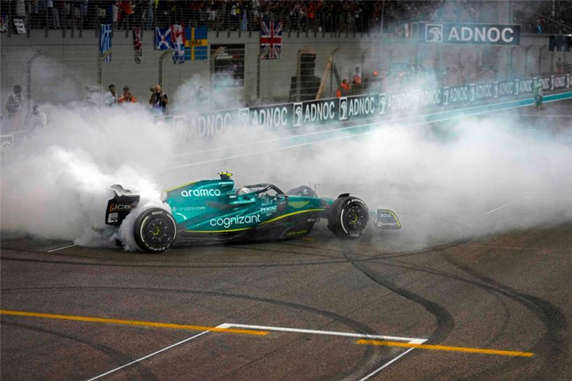 Sebastian Vettel brannte zum Abschied noch ein paar letzte Donuts in den Asphalt von Abu Dhabi
